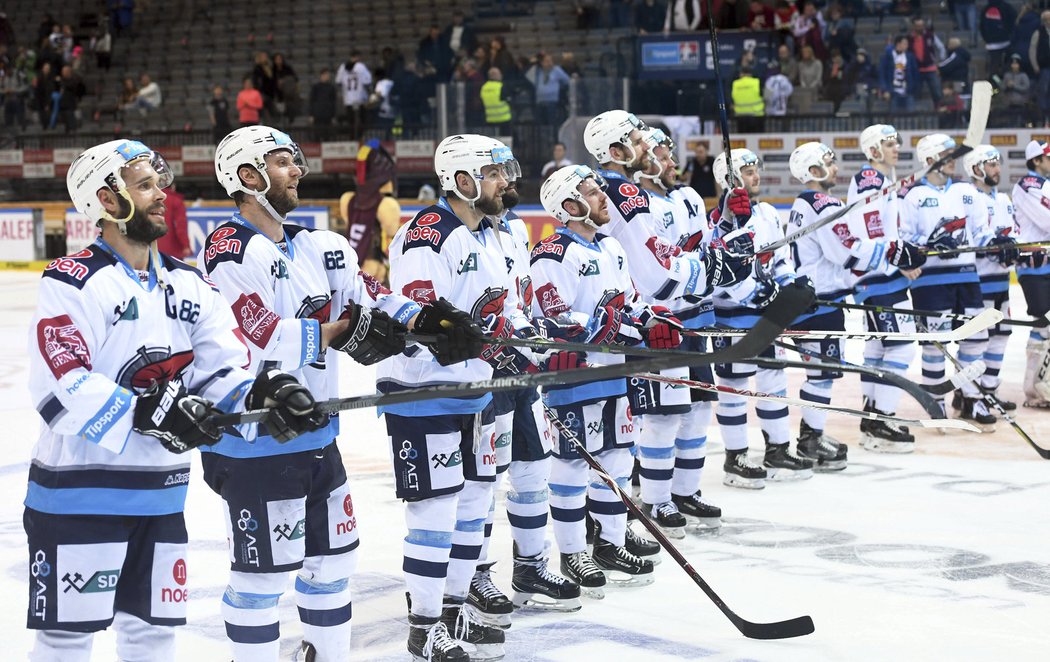 Hokejisté Chomutova slaví s fanoušky výhru na ledě Sparty