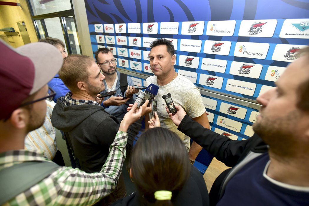 Trenér chomutovských hokejistů Vladimír Růžička hovoří s novináři po tréninku na stadionu v Chomutově.