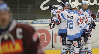 VIDEO: Chomutov a Pardubice parádně obracely, Kometa rozdrtila Vary 8:2