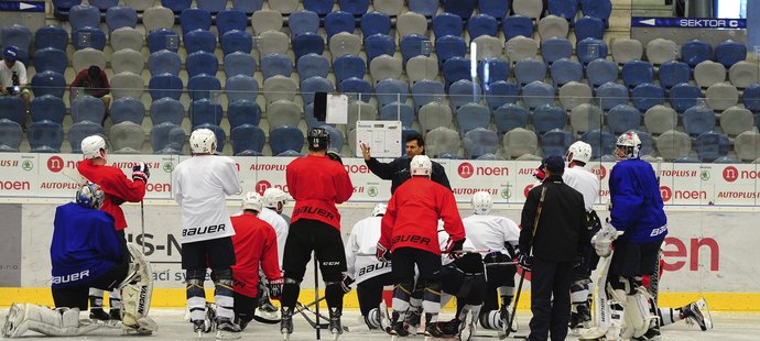 Vladimír Růžička obklopený chomutovskými hokejisty na prvním tréninku