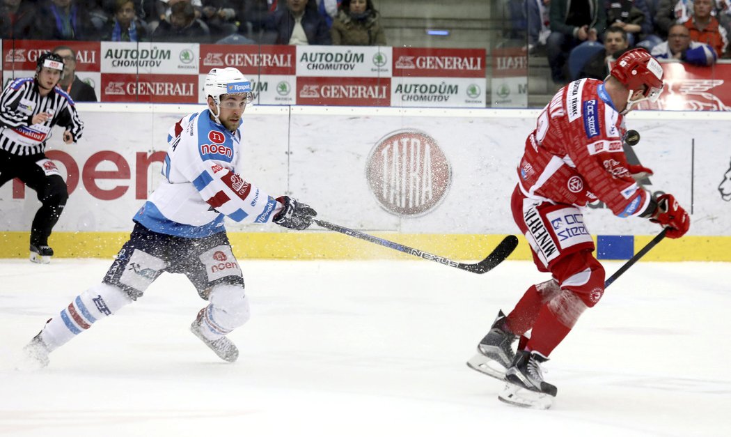 Jan Rutta se snaží zachytit Martina Adamského