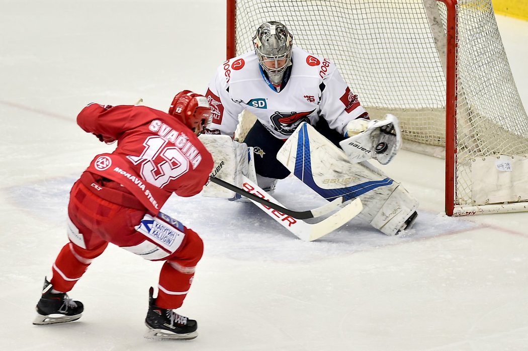 Zleva Vladimír Svačina z Třince a brankář Chomutova Justin Peters.