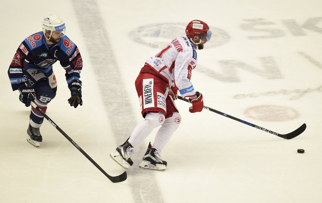 Michal Vondrka z Chomutova stíhá Martina Růžičku z Třince