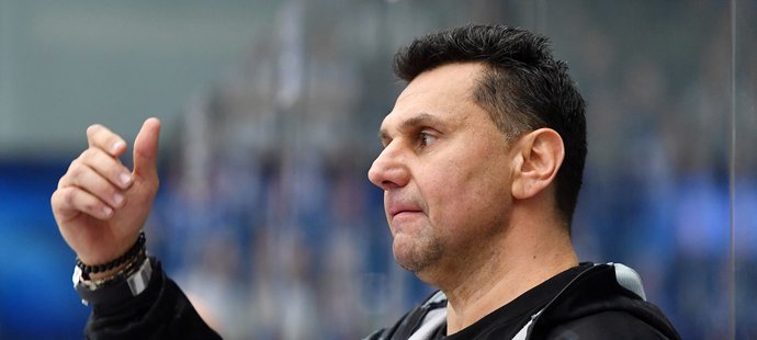 Hokejový kouč Vladimír Růžička na lavičce Chomutova v baráži proti Kladnu