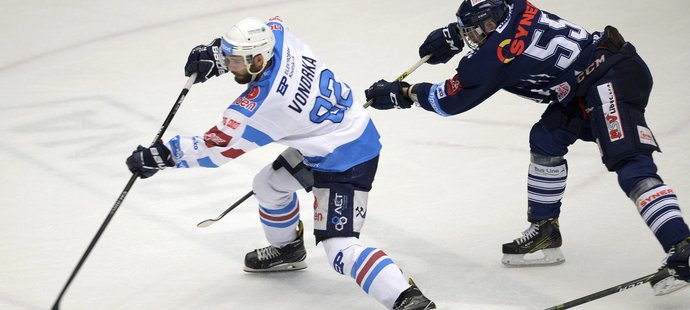 Martin Ševc nestíhá, Michal Vondrka pálí a Chomutov vede 2:1