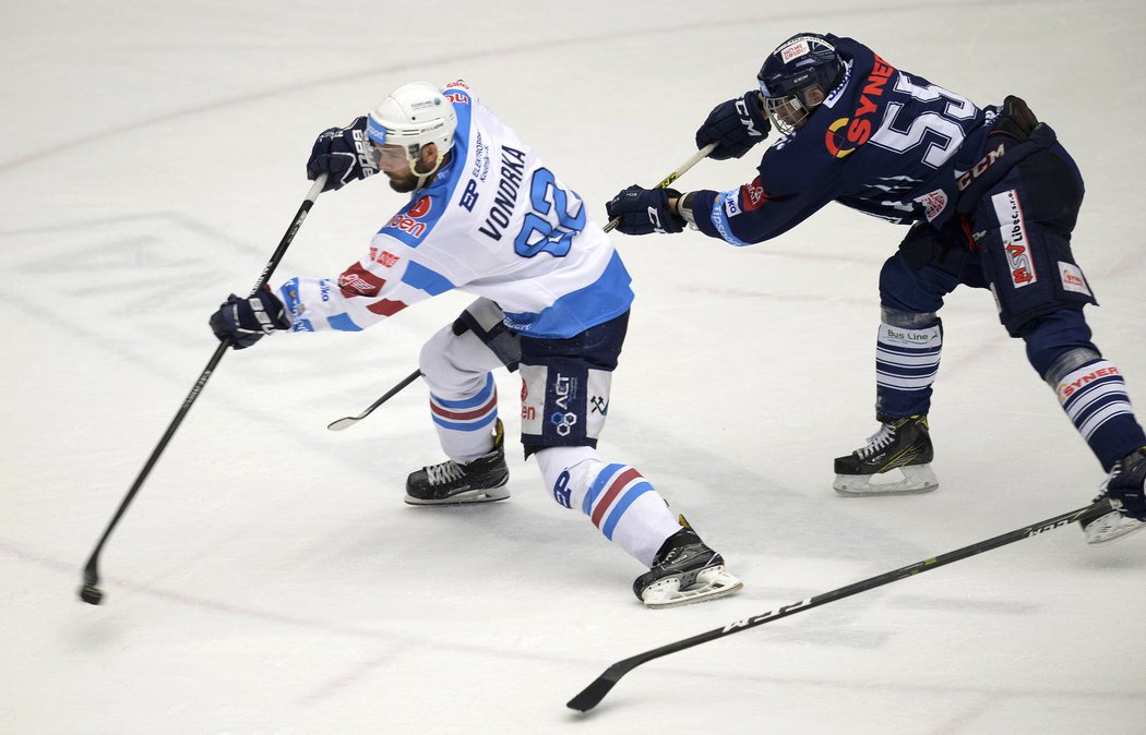 Martin Ševc nestíhá, Michal Vondrka pálí a Chomutov vede 2:1