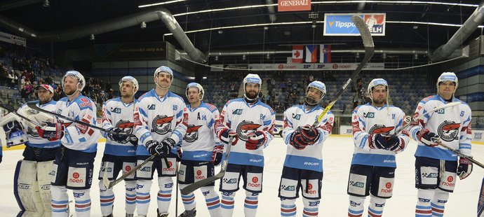 Hokejisté Chomutova zdraví fanoušky, show pro ně v pátek připravili skutečně vydatnou