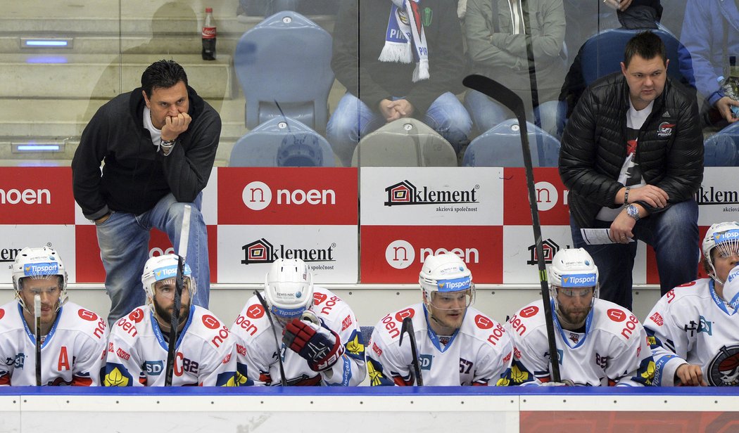 Střídačka hokejového Chomutova v play off