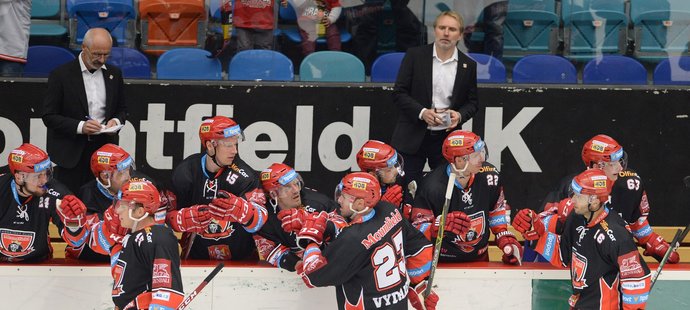 Hradečtí hokejisté se radují z branky proti Plzni