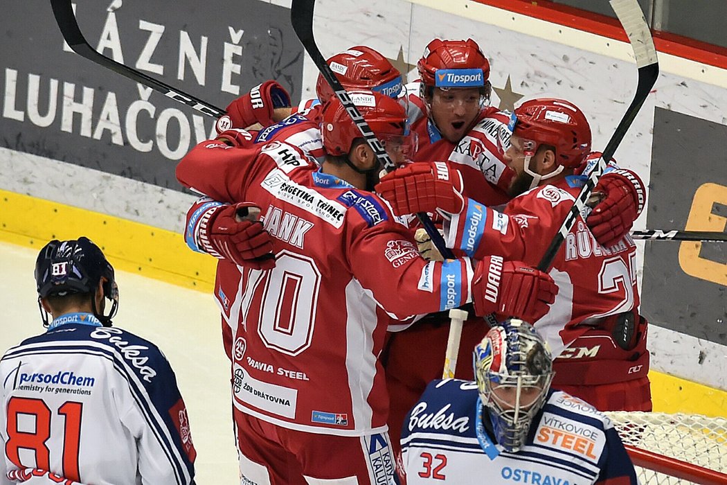 Třinečtí hokejisté se radují z úvodního gólu Martina Růžičky v ocelářském derby proti Vítkovicím