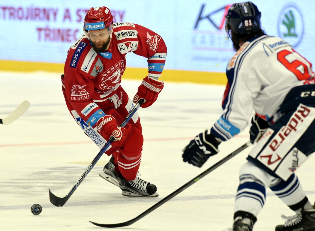 Třinecký forvard Martin Růžička v ocelářském derby proti Vítkovicím