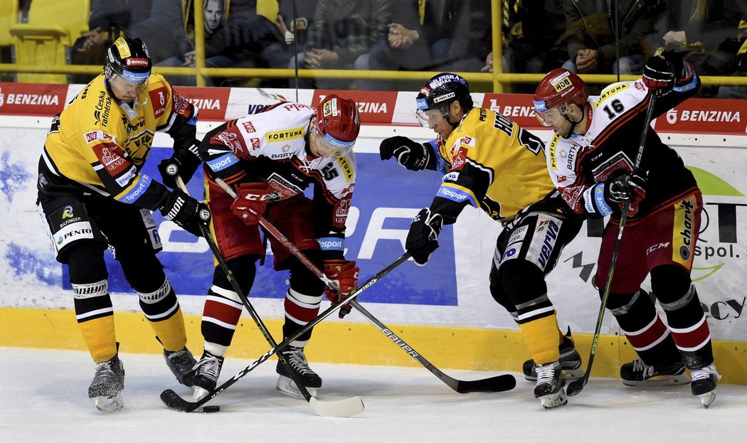 Hokejisté Litvínova a hradeckého Mountfieldu bojují o puk ve čtvrtém čtvrtfinále play off