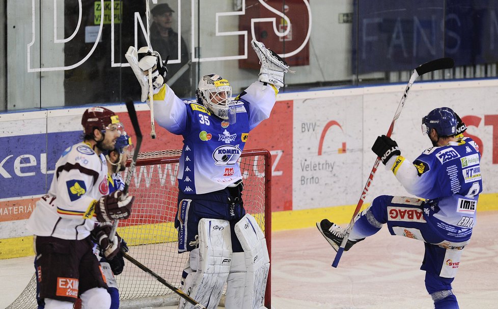 Brankář Komety Jiří Trvaj slaví srovnání série se Spartou na 2:2