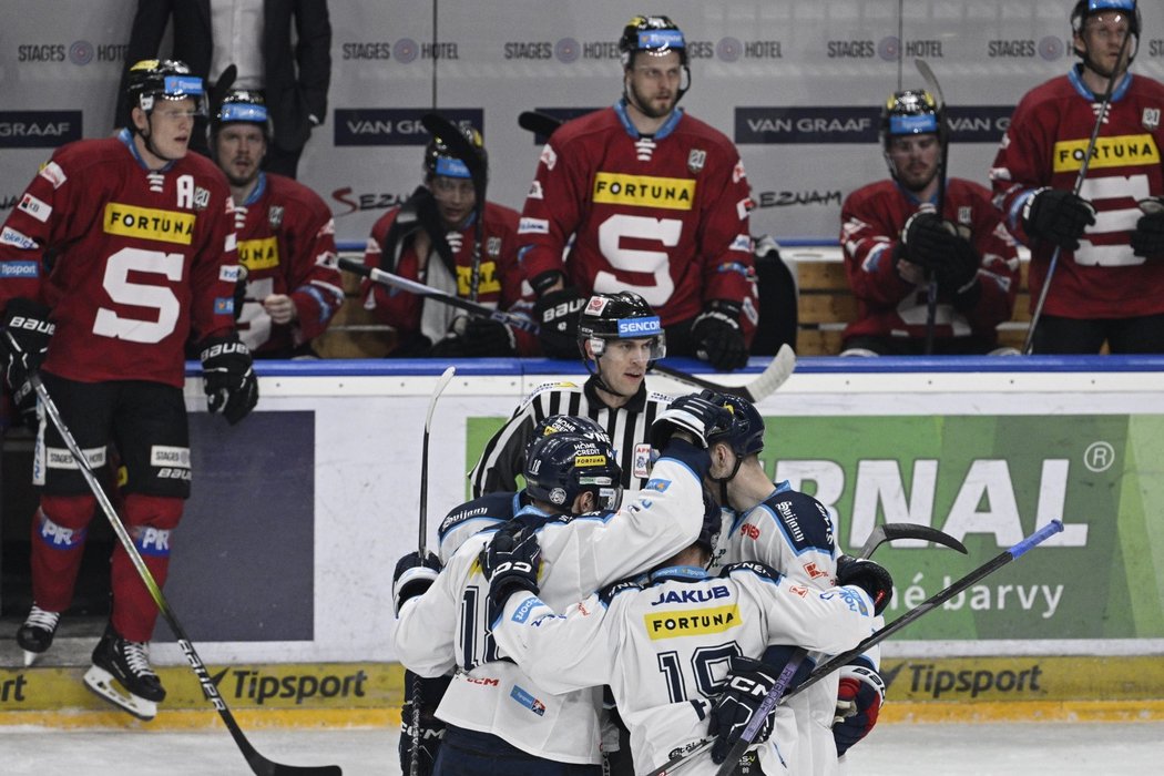 Hokejisté Liberce se radují z úvodního gólu čtvrtfinále play off proti Spartě