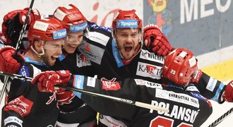 SESTŘIH: Třinec - Pardubice 8:1. Slaví Oceláři, Cienciala měl sedm asistencí