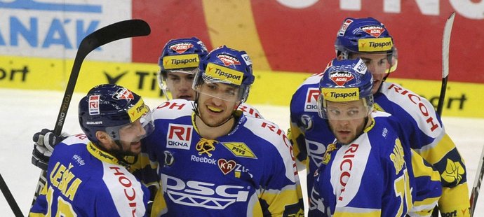 Hokejisté Zlína se radují ze druhého gólu v síti Plzně ve čtvrtém čtvrtfinálovém duelu