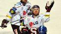 Sparťan Radek Philipp se snaží zachytit puk před Jurajem Štefankou z Vítkovic, přihlíží Michal Broš