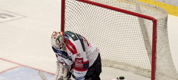 Ondřej Kacetl inkasoval také od Jakuba Petružálka, když mu puk propadl mezi betony