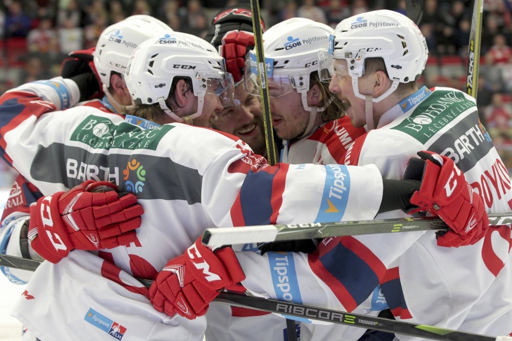 Gólová radost Pardubic na ledě Třince, vítěze prvního duelu muselo určit prodloužení