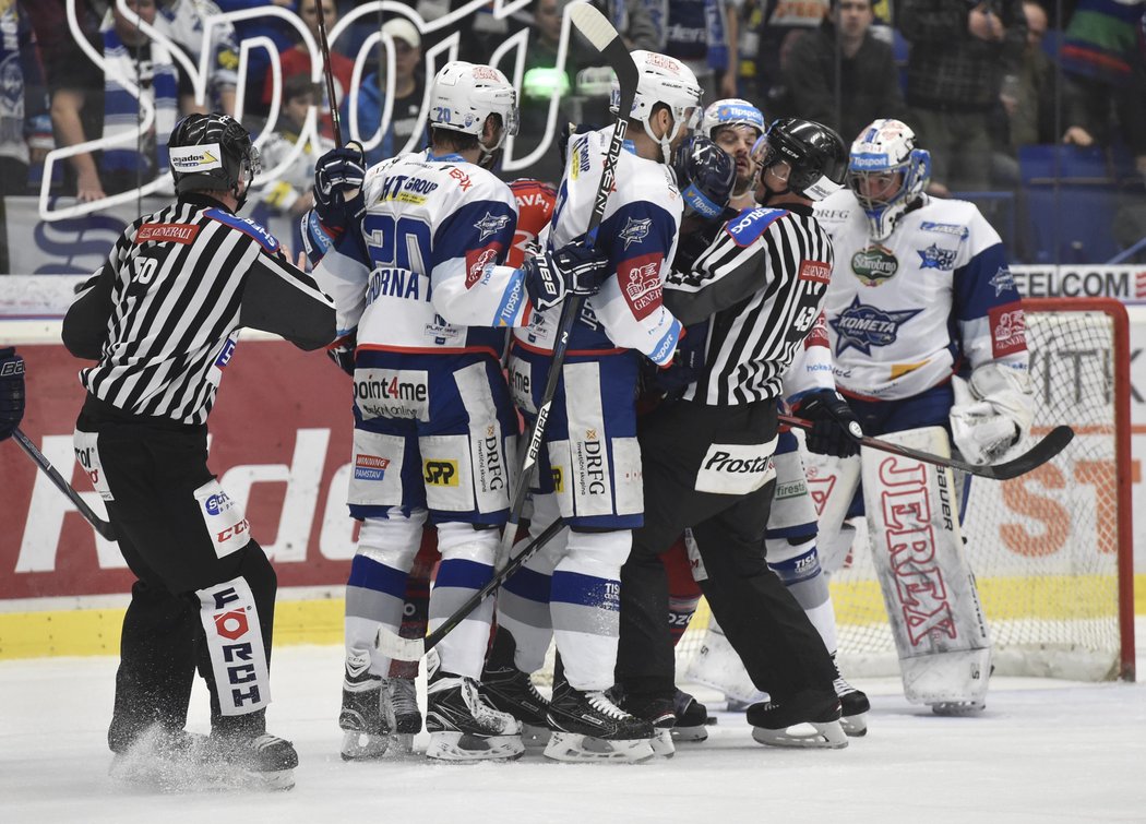 Potyčka před brankou Vítkovic v jejich prvním čtvrtfinále proti Kometě Brno