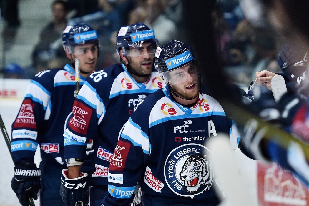 Skóre utkání Liberec-Pardubice otevřel slovenský bek Adam Jánošík (vpravo)