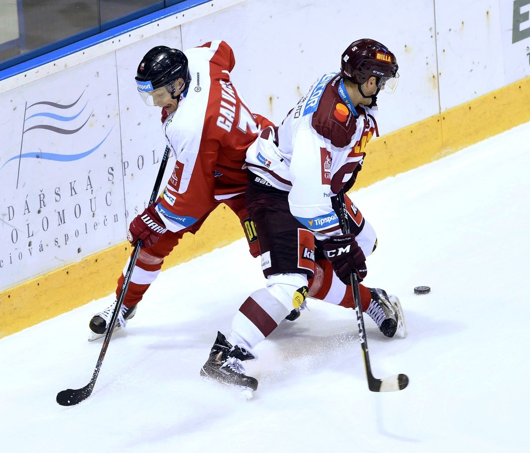 Olomoucký bek Jakub Galvas v souboji se sparťanským útočníkem Robertem Říčkou