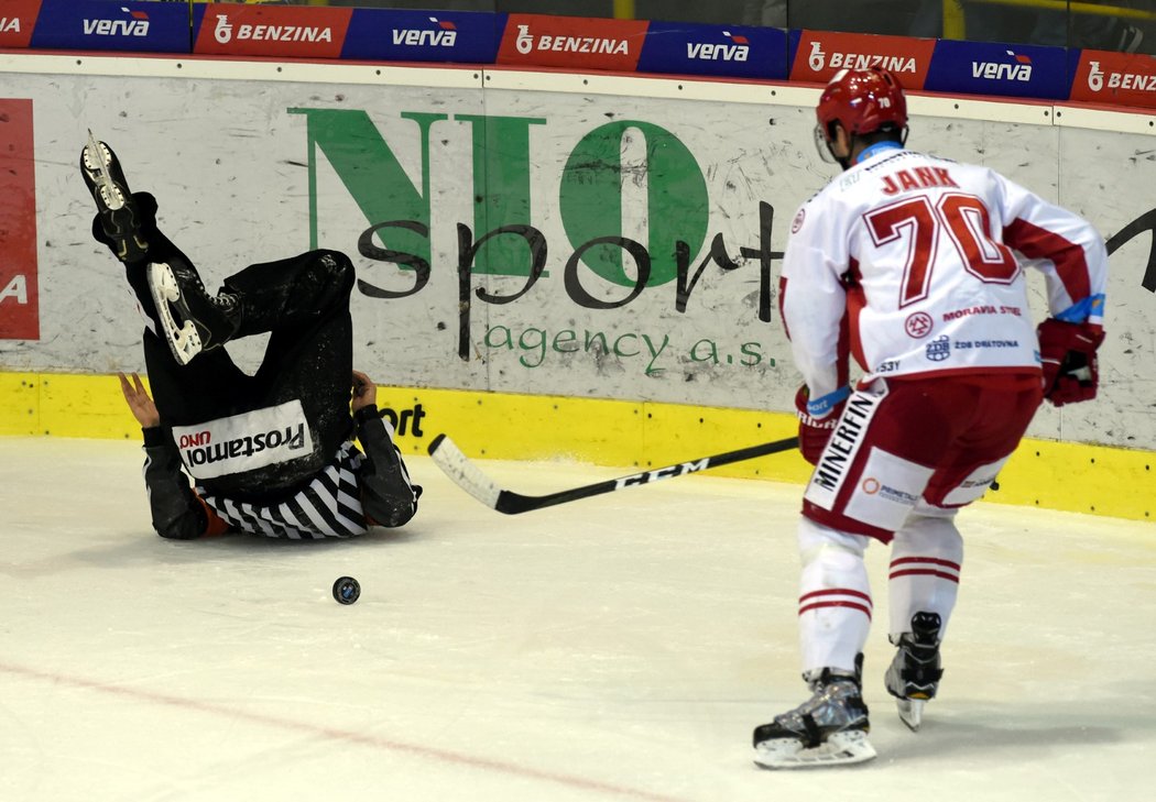 Hlavní rozhodčí Petr Úlehla nepříjemně padl k ledu během utkání v Litvínově