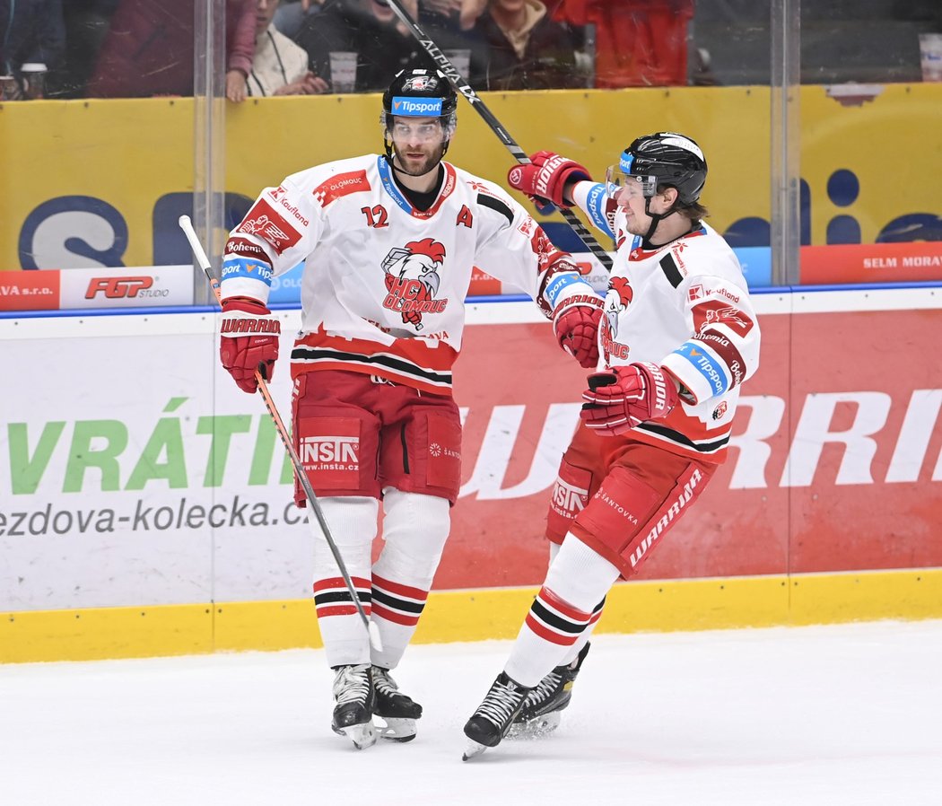 Hokejisté Olomouce slaví gól proti Pardubicím