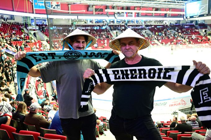 Karlovy Vary - Třinec 0:2. Nová éra domácích: dvě sady dresů i čínské klobouky na tribuně Karlovy Vary - Třinec 0:2. Nová éra domácích: dvě sady dresů i čínské klobouky na tribuně