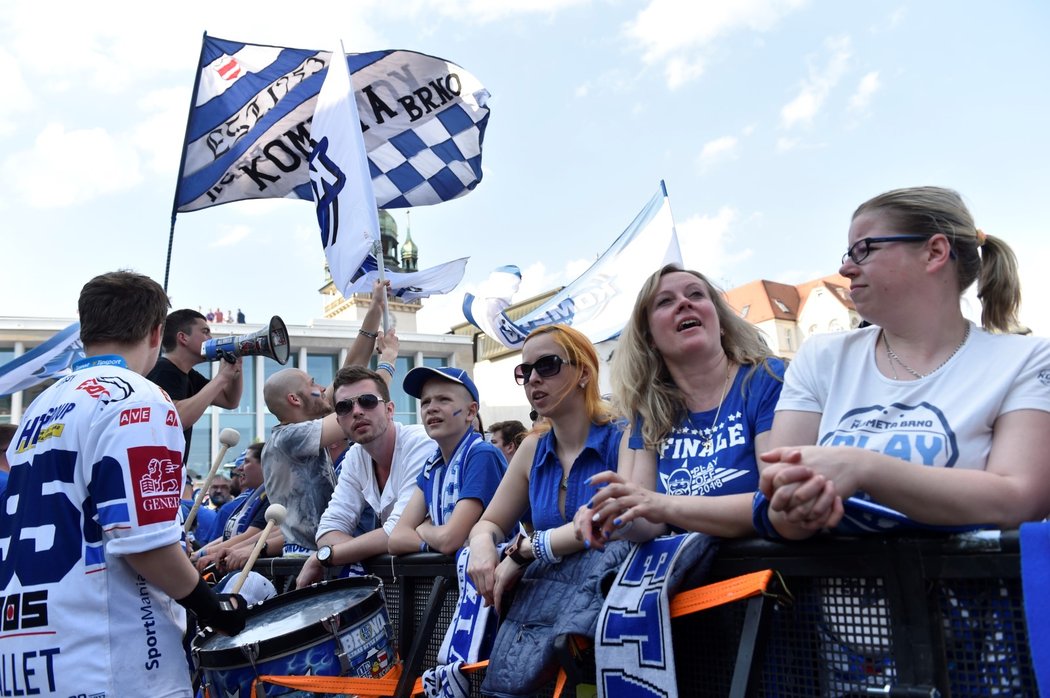 Fanoušci si užívali průběh zápasu na náměstí v Brně