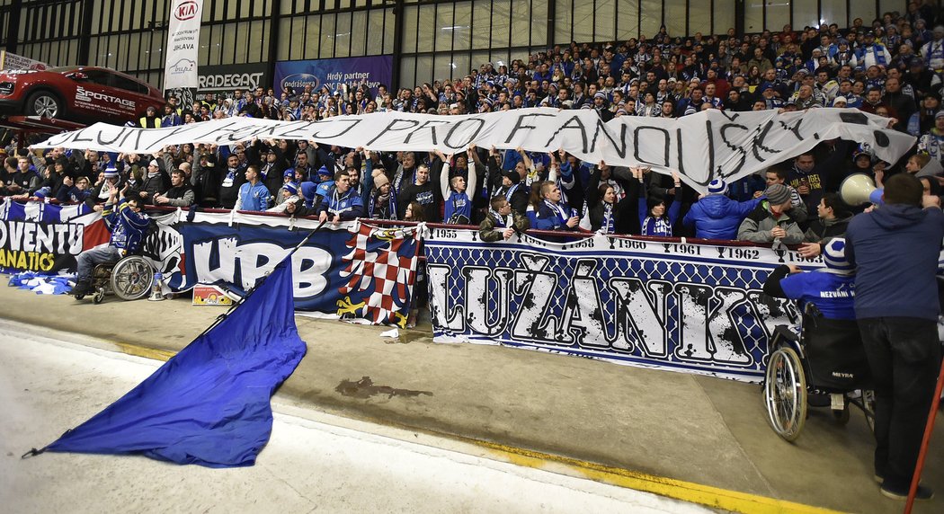 Český hokej pro fanoušky! Brněnští kotelníci v Jihlavě protestovali proti uzavření kotle