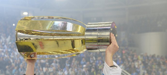 Martin Erat s pohárem pro mistra hokejové extraligy