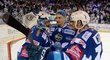 Hokejisté Komety oslavují výhru v prvním finálovém utkání nad Libercem