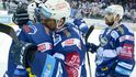 Hokejisté Komety oslavují výhru v prvním finálovém utkání nad Libercem