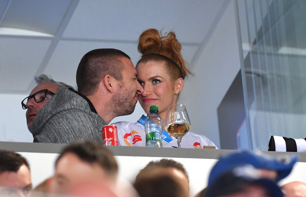 Biatlonistka Gabriela Koukalová s manželem sledují zápas Liberce v Brně