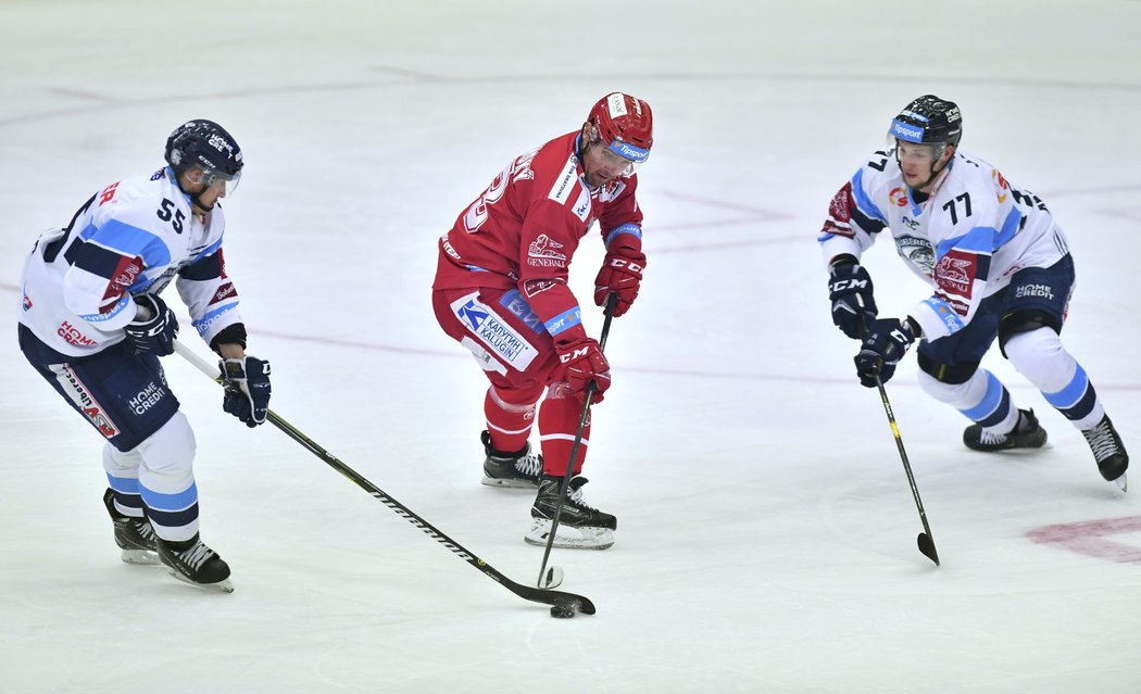 Martin Ševc (vlevo) a Tomáš Havlín (vpravo) hlídají třineckého Jiřího Polanského