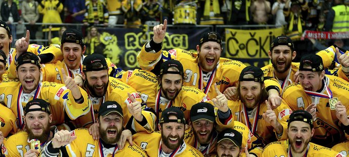 Hokejisté Litvínova pózují s mistrovským pohárem