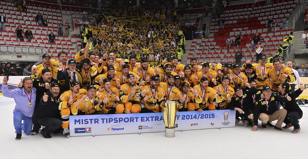 Hokejisté Litvínova se fotí s pohárem pro mistry extraligy po výhře v Třinci