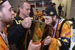 Brankář Pavel Francouz upíjí šampaňské z poháru pro hokejové mistry při oslavách v litvínovské šatně