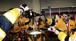 Šampusu není nikdy dost! Hokejisté Litvínova plní v šatně mistrovský pohár