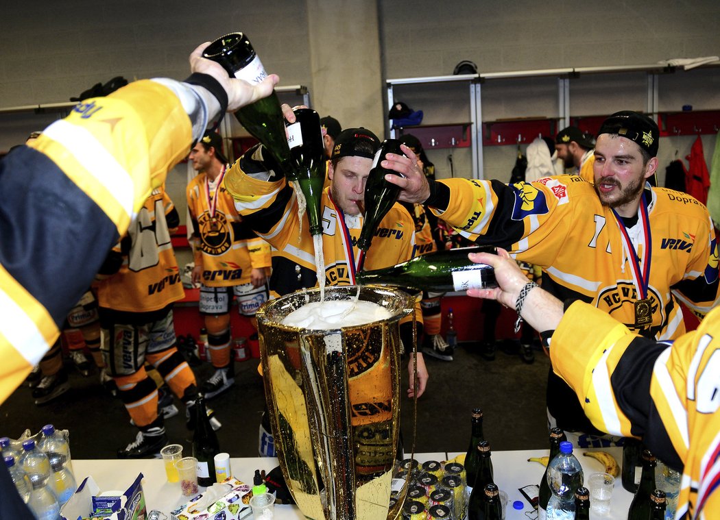 Šampusu není nikdy dost! Hokejisté Litvínova plní v šatně mistrovský pohár