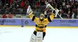 Brankář Litvínova Pavel Francouz slaví vítězství v rozhodujícím finále hokejové extraligy v Třinci