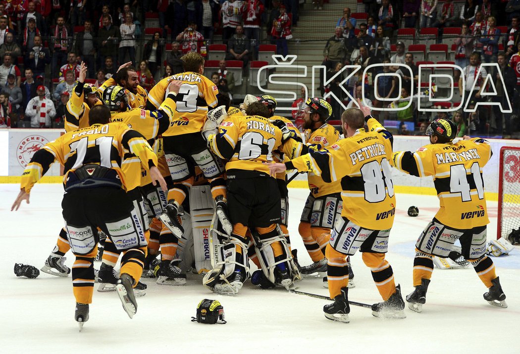 Mistrovská valná hromada... Hokejisté Litvínova slaví po triumfu v sedmém finále historický titul
