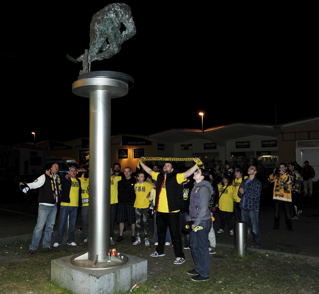 Fanoušci Litvínova před sochou Ivana Hlinky čekají na své hrdiny, kteří cestovali z Třince s pohárem pro mistry