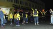 Litvínovští fanoušci čekají v noci na pátek na příjezd hokejistů z Třince, kde získali mistrovský titul...