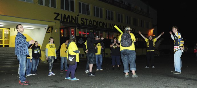 Litvínovští fanoušci čekají v noci na pátek na příjezd hokejistů z Třince, kde získali mistrovský titul...