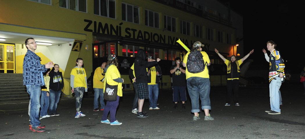 Litvínovští fanoušci čekají v noci na pátek na příjezd hokejistů z Třince, kde získali mistrovský titul...