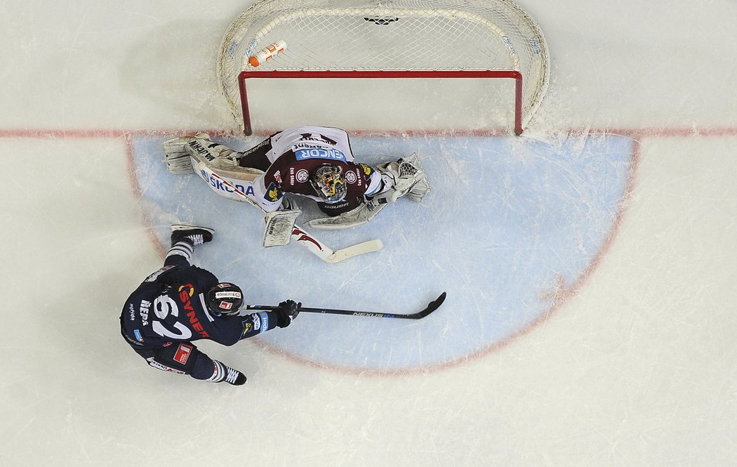 Šance Michala Řepíka proti sparťanskému brankáři Tomáši Pöpperlemu