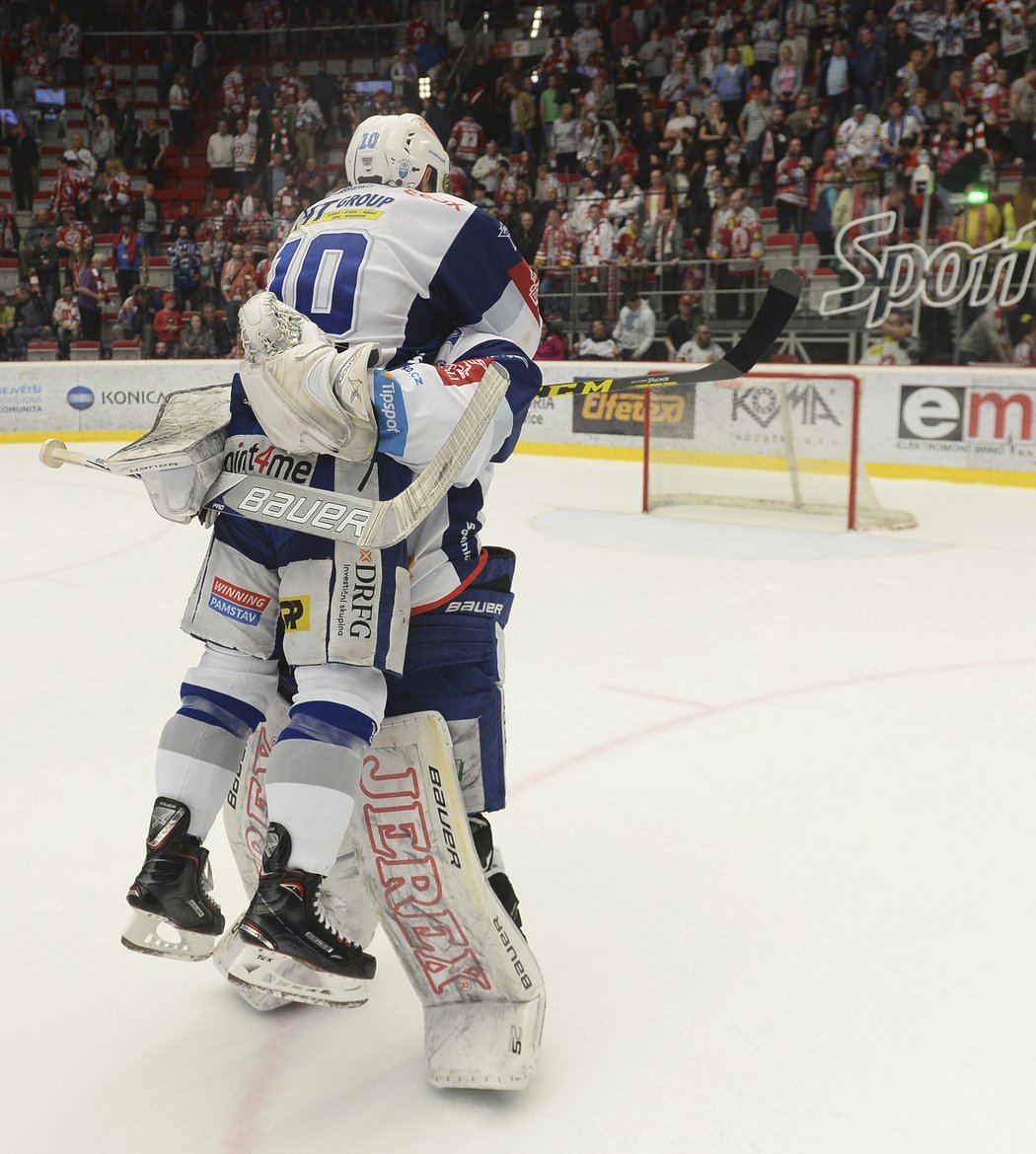 Martin Erat slaví výhru v Třinci s Markem Čiliakem.