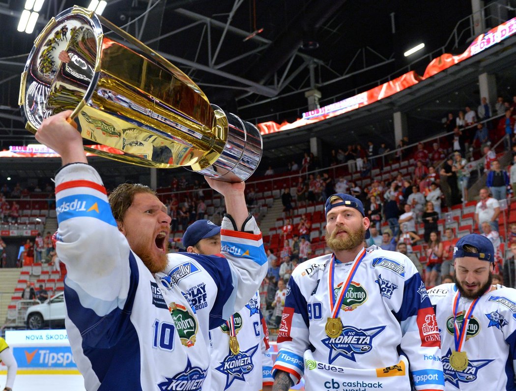 Martin Erat se raduje s mistrovským pohárem po triumfu v Třinci